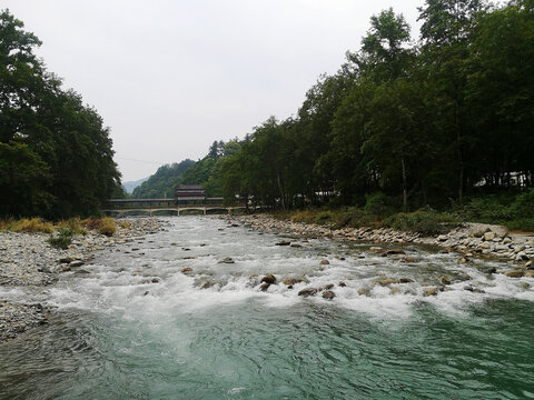 高山河流