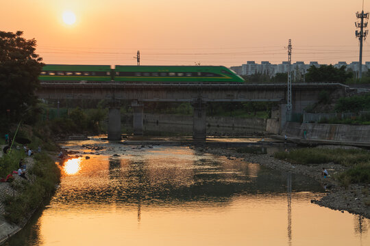 夕阳下的列车