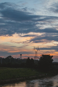 夕阳西下天空衬托树木的轮廓