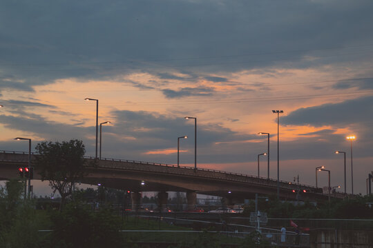 日落时的天桥景色
