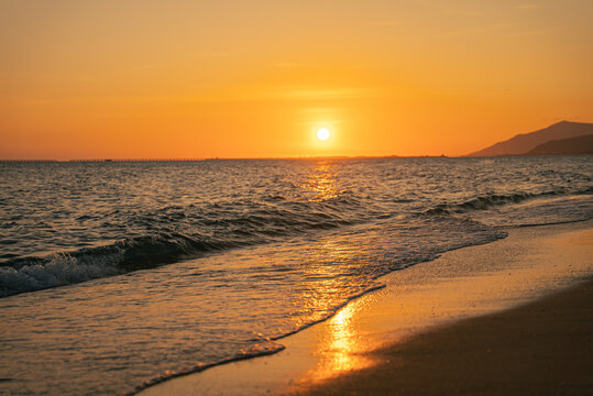 海浪沙滩夕阳日出