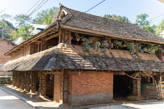 西双版纳曼点村的老式傣楼