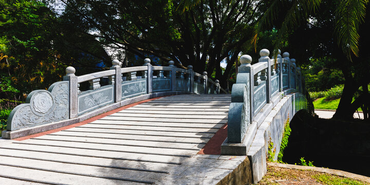 深圳城市公园的行人石拱桥
