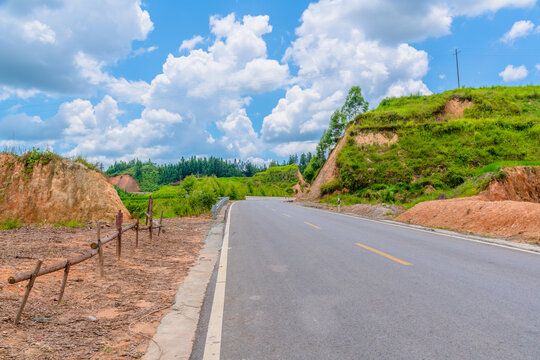 蓝天白云乡村公路