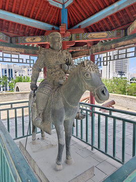 青铜关公骑马像