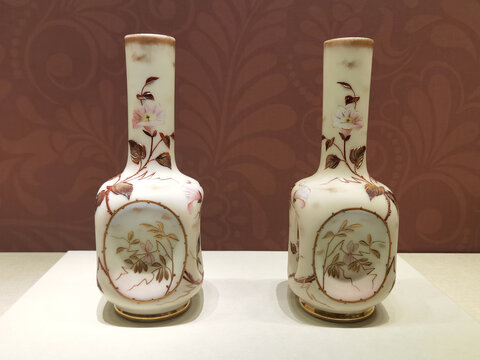 19世纪仿陶瓷镀金花卉对瓶