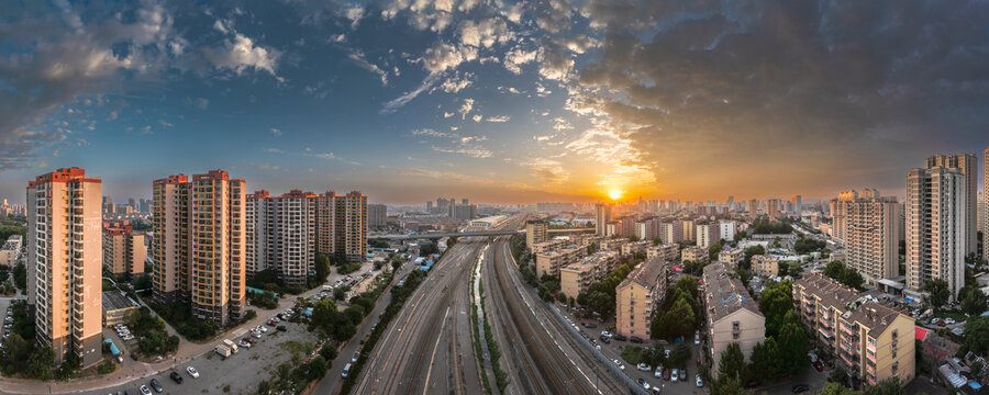 宽幅城市铁路线日出全景图