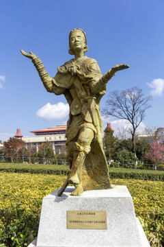 汉代乐舞铜俑