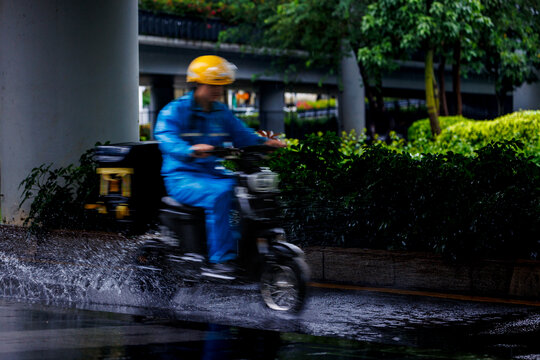 风雨无阻城市骑手