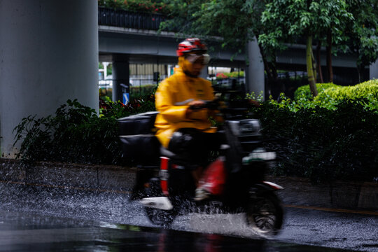 风雨无阻城市骑手