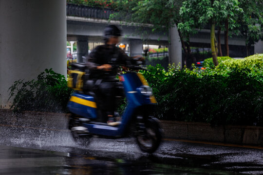 风雨无阻城市骑手