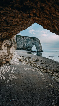 海岸上的拱门和岩层