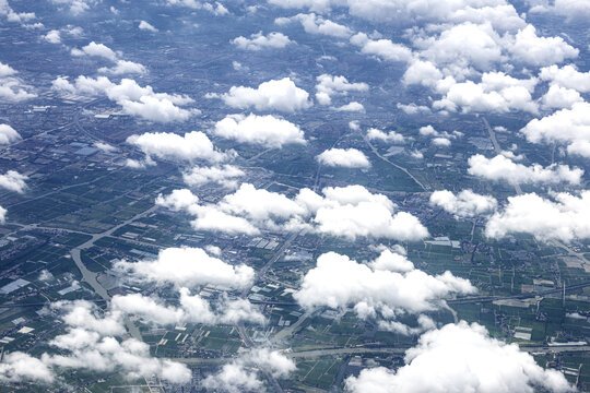 高空中透过云层俯瞰城市