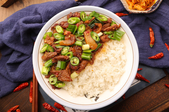 青椒回锅肉盖码饭