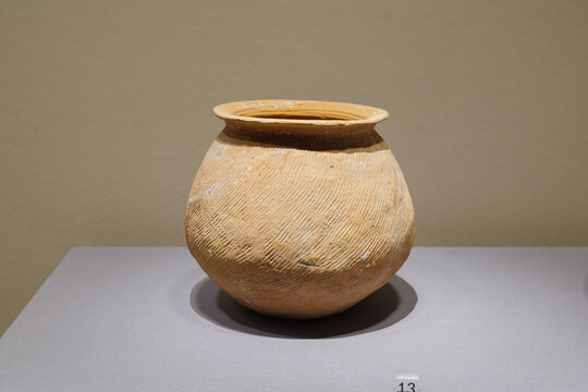 马桥文化条格纹陶罐