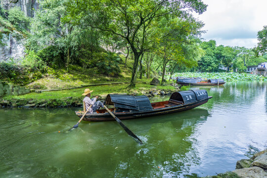 绍兴东湖景区乌篷船