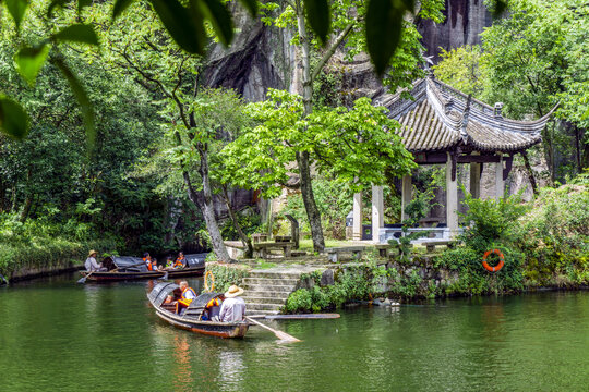 绍兴东湖景区乌篷船