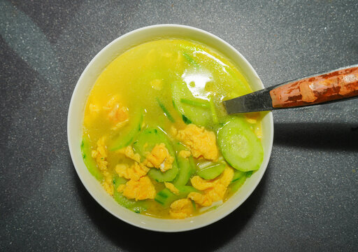 桌上碗里的黄瓜鸡蛋汤