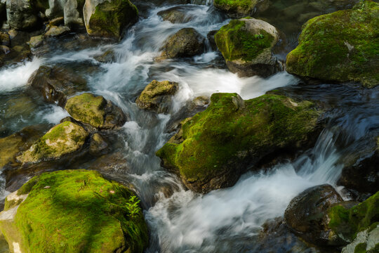 山间流水