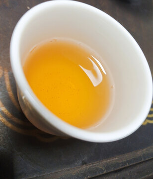 金黄色茶水