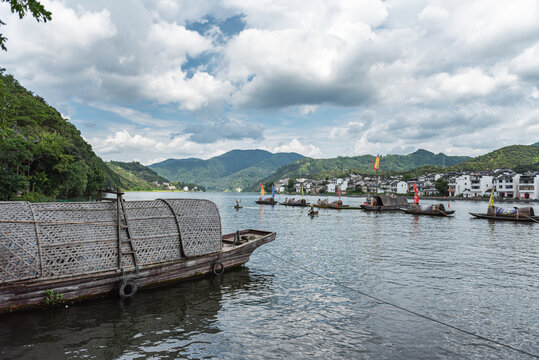 新安江山水画廊渔船风光