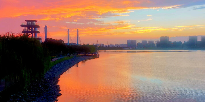 夕阳下的城市