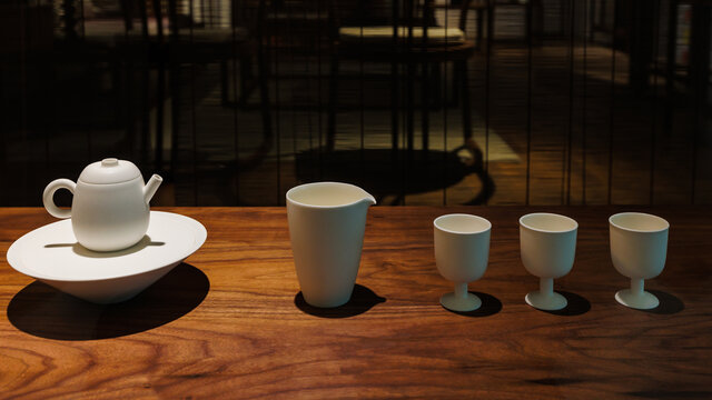 茶馆中的桌子与茶具