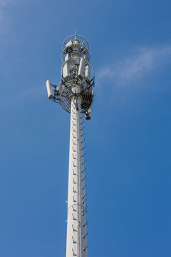 城市内高耸的无线通信信号塔