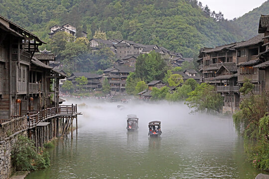 西南山村江上泛舟