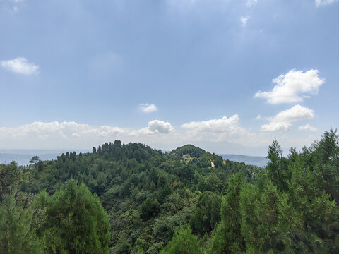 山峰云朵蓝天