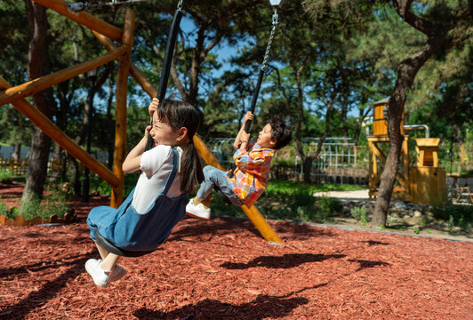 两个小孩子开心玩索道