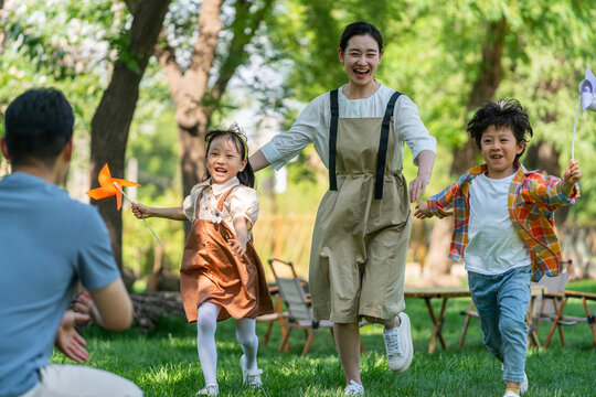 孩子开心的跑向爸爸怀抱