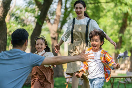 孩子开心的跑向爸爸怀抱