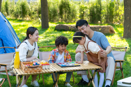 一家四口在露营地玩游戏开心欢呼庆祝