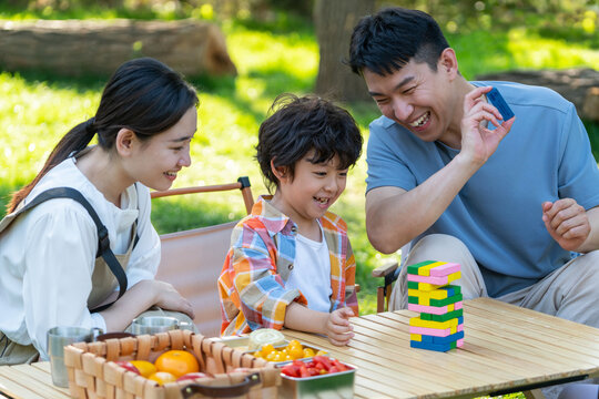 一家四口在露营地玩游戏开心欢呼庆祝