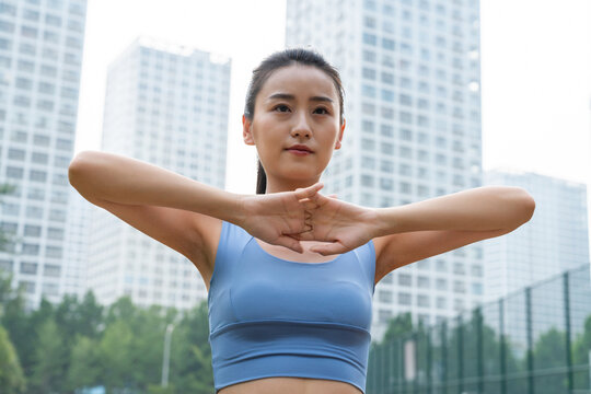 一个年轻女人做拉伸运动