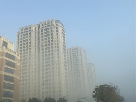 城市高楼大雾蓝天