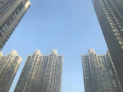 城市高楼大雾冬季