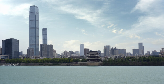 长沙湘江江畔的高楼大厦