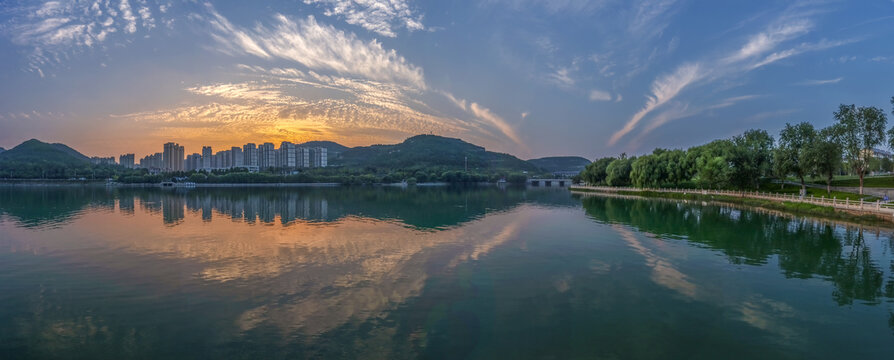 宽幅彩霞湖山倒映全景