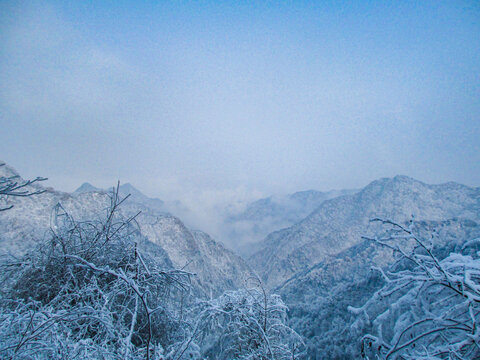 山中雪景