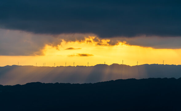 山顶风电场日落夕阳