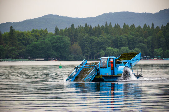 杭州西湖清理船