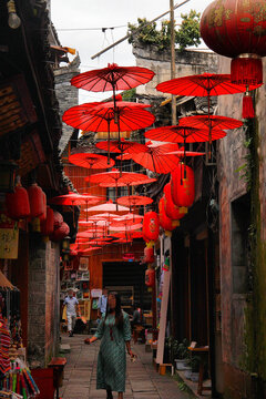 凤凰古城小巷中国红伞