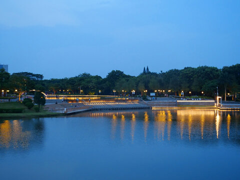 公园湖边夜景