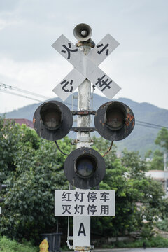 铁道路口指示牌