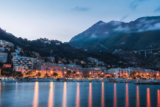 法国蔚蓝海岸小镇芒通夜景