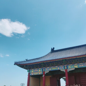 北京蓝色天空下的天坛建筑旁