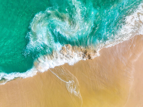 沙滩与海浪航拍