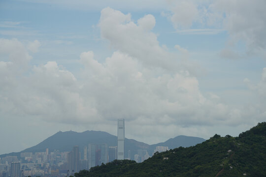 香港九龙环球贸易广场与云彩